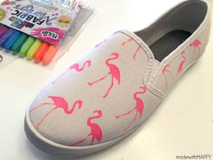 Handfie - Ideas para decorar con flamencos en verano - customiza tus zapatillas