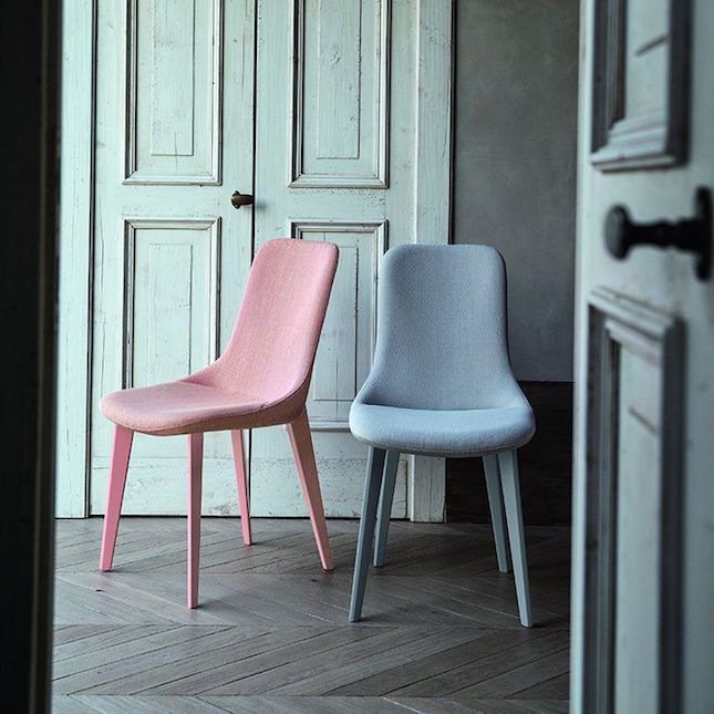 Decoración con sillas de color Serenity y Rose Quartz