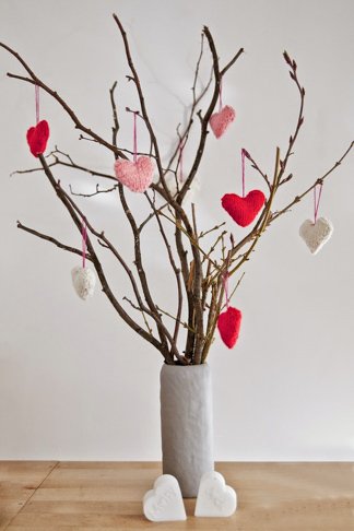 Decoracion romantica para momentos especiales como san valentin o bodas con un ramo de ramas secas y corazones de fieltro muy DIY
