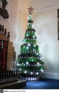 árbol de navidad hecho con botellas