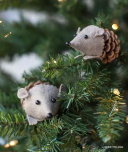 Adornos caseros con piñas y fieltro para el árbol de Navidad