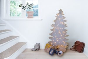 Árbol de Navidad de madera con luces alrededor