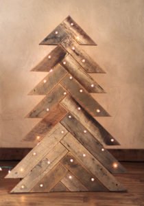 Árbol de Navidad reciclado con listones de madera