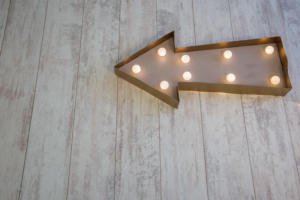 Flecha luminosa de madera y metal