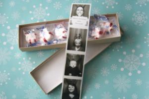 felicitación navideña tarjeta de navidad hipster con fotos de photomaton en blanco y negro con caramelos dentro de una caja