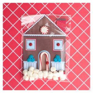 Felicitación navideña comestible en forma de casita de cartón decorado con chucherias y caramelos