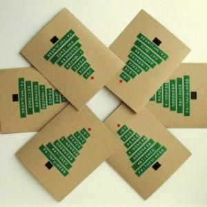 tarjeta navideña de navidad con mensaje hecha con tiras verdes Dymo
