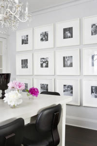 Varios marcos del mismo tamaño con fotos en blanco y negro visten la pared