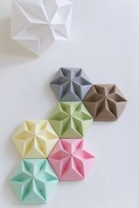 mural floral de origami en colores pastel para decorar el dia de los enamorados facil, geometrico, minimalista y original