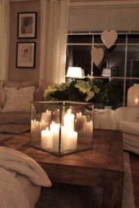 Decoración romántica para momentos especiales como san valentin o bodas cuboi de crital para centro de mesa con velas blancas dentro