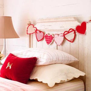 Decoración romántica para momentos especiales como san valentin o bodas guirnalda hecha a mano con tela para decorar el cabecero