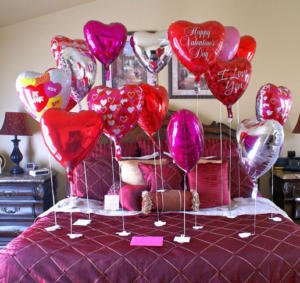 Decoración romántica para momentos especiales como san valentin o bodas la cama cubierta de globos metalizados en forma de corazon