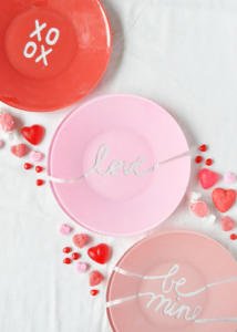 Ideas de decoración romántica para San Valentín por Handfie-diy platos pintados con mensajes de enamorados en rosa y rojo.