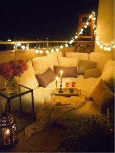 Decoración romántica para momentos especiales como san valentin o bodas con una jaima o rincon chill en la terraza
