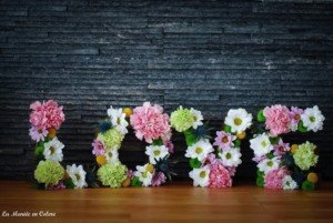 Letras de cartón con flores para bodas