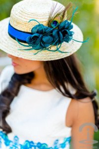 Sombrero paja con tocado flores azulado bodas