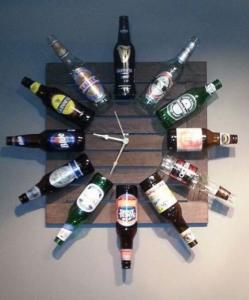 Reloj hecho con botellas de cerveza