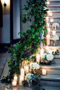 Decoración romántica para momentos especiales como san valentin o bodas con velas en unas escalera para marcar el camino