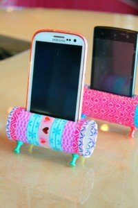 Soporte de móvil con rollos de papel para hacer con niños