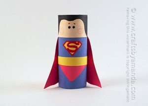 Superman hecho con un rollo de papel