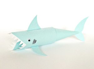 tiburón con rollos de papel para hacer con niños