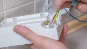 Conecta los cables a los bornes de la base múltiple