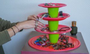 Joyero DIY con platos y vasos de plástico