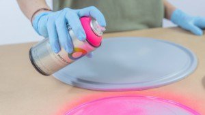 Pinta los platos que forman el joyero con pintura en spray