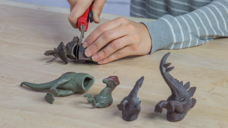 Cúter cortando los dinosaruios