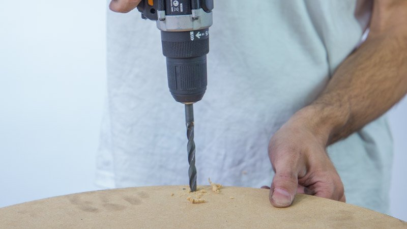 Taladro haciendo un agujero en la base de madera