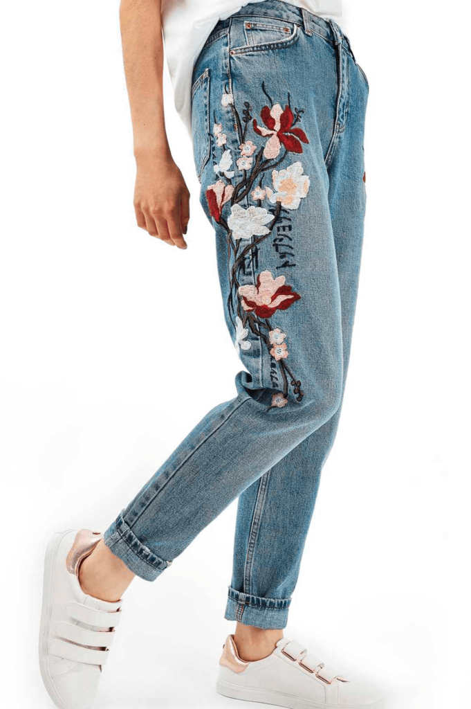 customiza-pantalones-flores-bordadas-jeans