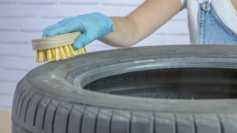 Cepillo limpiando el neumático