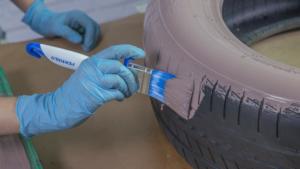 Paletina pintando el neumático