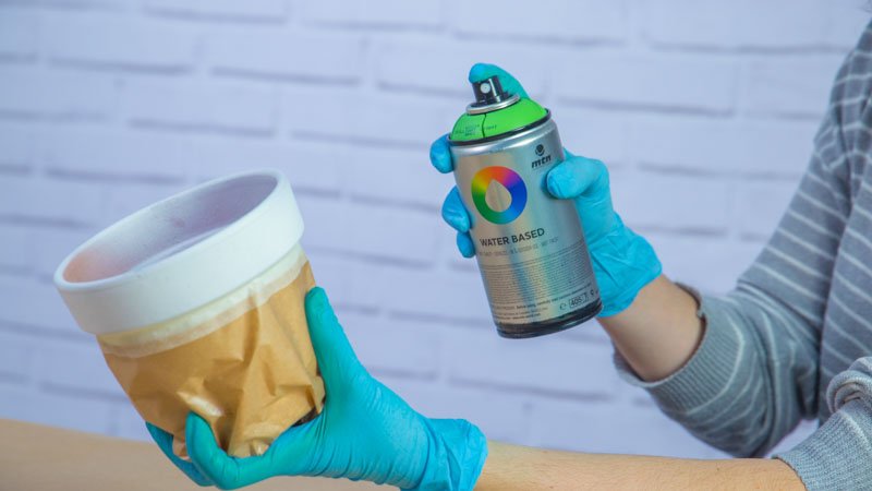 Aplicación de la pintura en spray