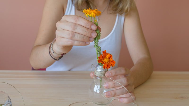 Flores en el florero con bombillas recicladas