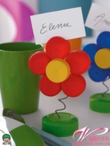 Portatarjetas con forma de flor hechos con tapones de plástico