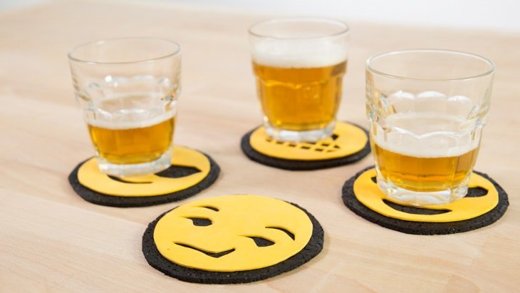Posavasos de corcho con forma de emoji