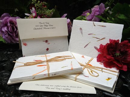 ideas-con-flores-secas-invitaciones-de-boda-con-papel-de-flores-secas -  Handfie DIY