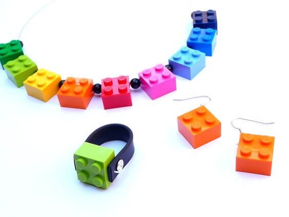 ideas-de-manualidades-con-piezas-lego-joyas