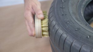 Cepillo limpiando la superficie del neumático