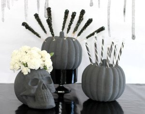 calabazas y calavera de foam decoradas para Halloween