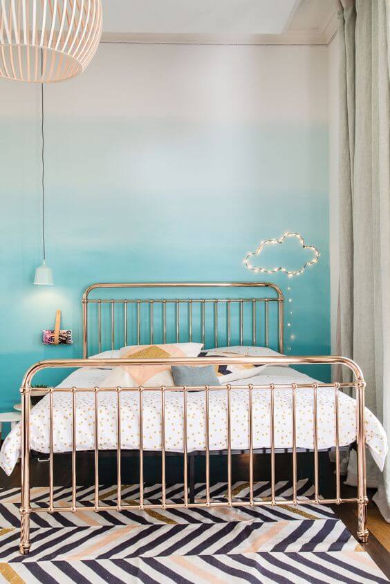 habitacion-vintage-pared-con-efecto-degradado-azul-y-blanco-cama-de-metal