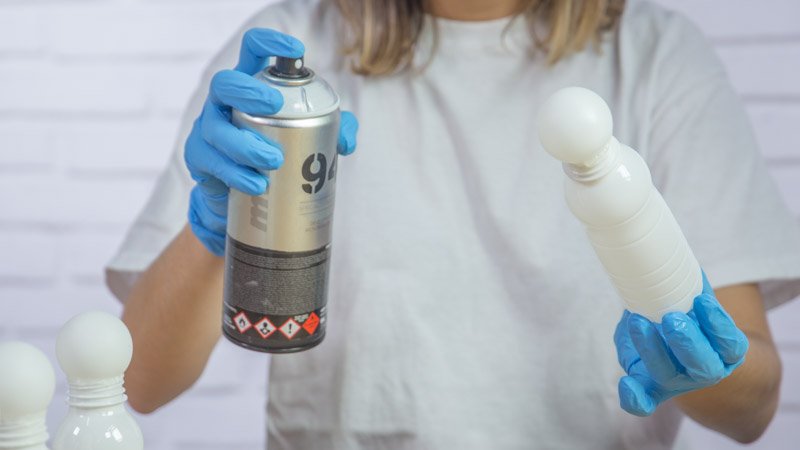 Aplicación de la imprimación para plásticos en spray