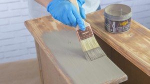 Paletina aplicando la crema de pintura