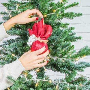 3 formas de adornar un árbol de Navidad