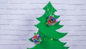Adornos navideños con piñas y pompones