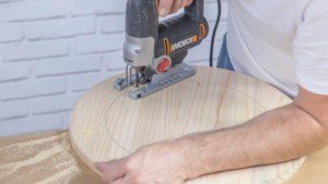 Sierra de calar cortando la madera
