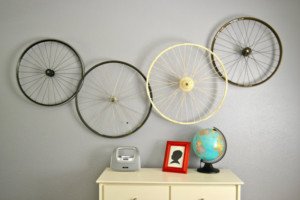 decora con ruedas de bicicleta recicladas