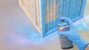 Aplicación de pintura en spray sobre la cesta
