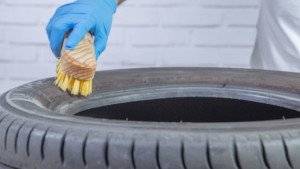 Cepillo limpiando el neumático